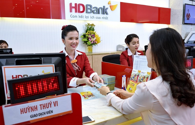 Khách hàng giao dịch tại ngân hàng HDBank