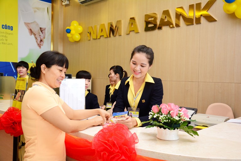 Khách hàng giao dịch trong giờ làm việc tại ngân hàng Nam Á