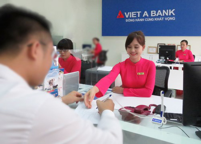 Khách hàng giao dịch tại ngân hàng Nam Á
