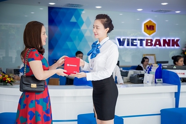 Khách hàng giao dịch tại ngân hàng VietBank