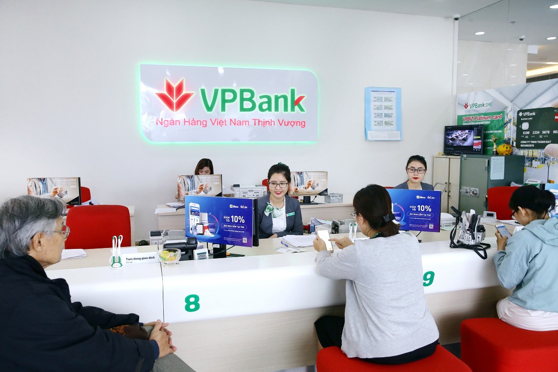 Khách hàng giao dịch tại ngân hàng VPBank